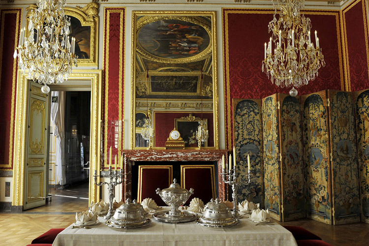 Versailles  Castle Tour 05_0b97f_lg.jpg